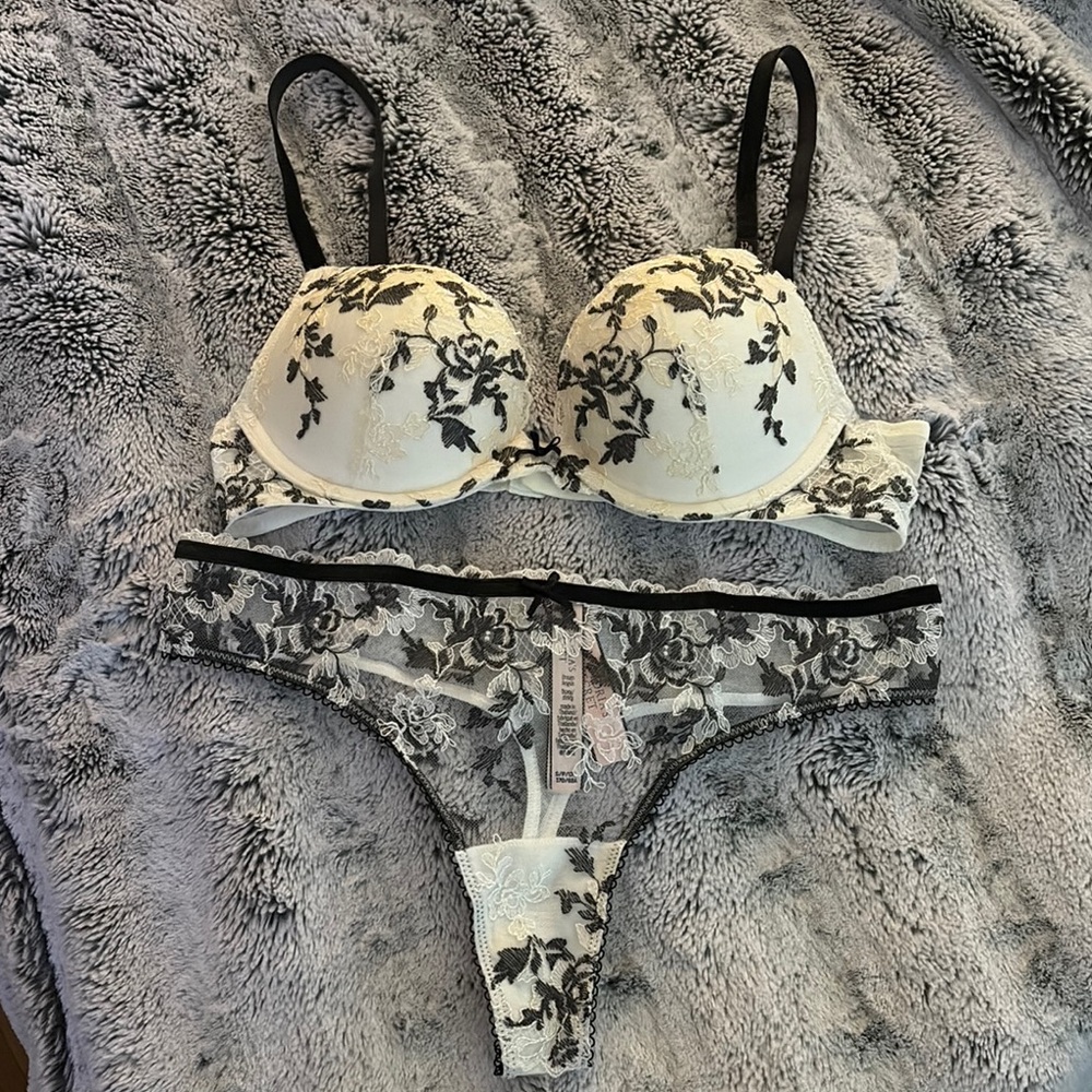 Victoria Secret Dream Angels Black and White Lace Bra and Panty Set